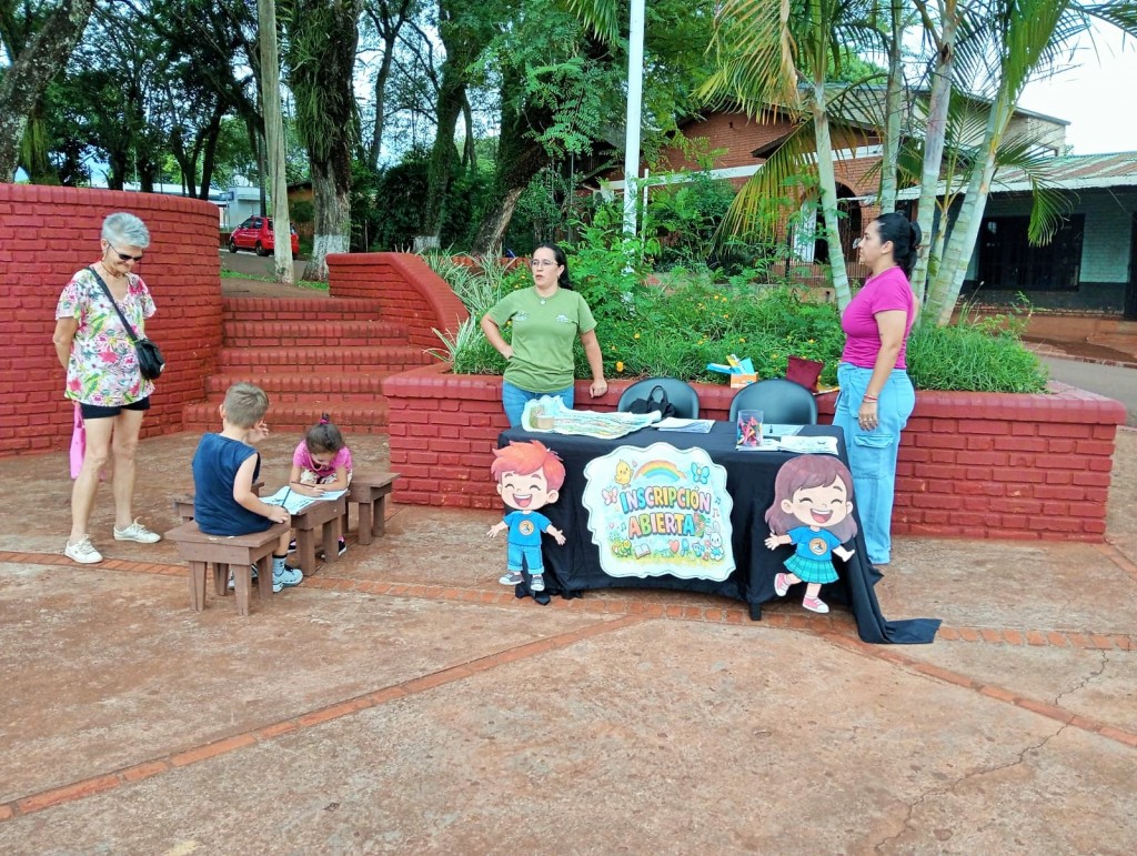 Jornada Informativa y Rinconcito de Arte del Nivel Inicial Arasarí en la Plaza San Martín