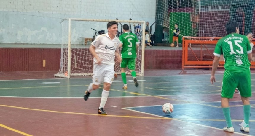 Piola Vago se hizo fuerte en el segundo tiempo y gole&oacute; 8-4 a Tay&iacute; 