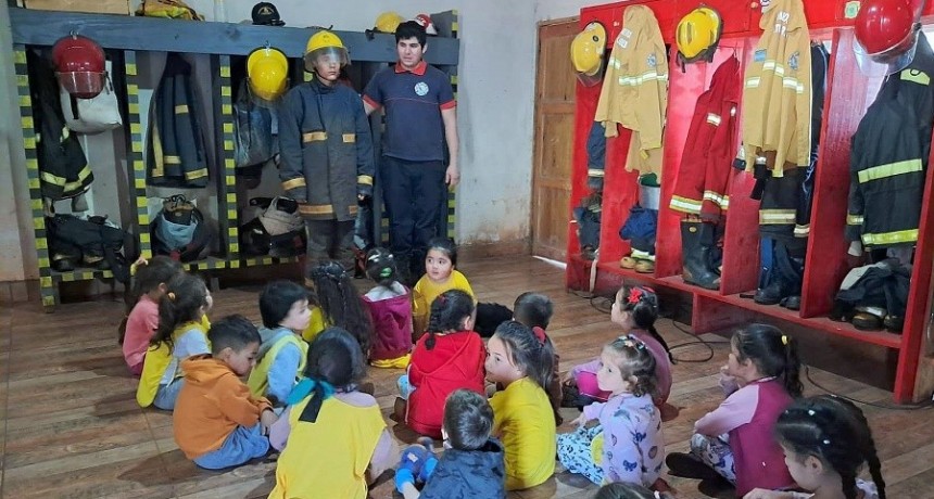Bomberos celebraron su d&iacute;a en realizando servicios comunitarios antes del Acto Central 