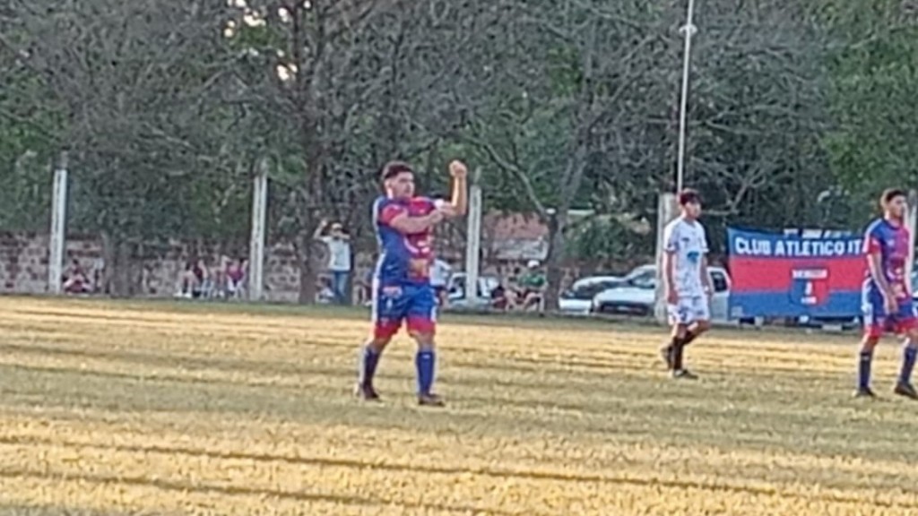 Ramón Villalba abrió el camino para la victoria de Itatí que sigue en la cima de la Tabla.