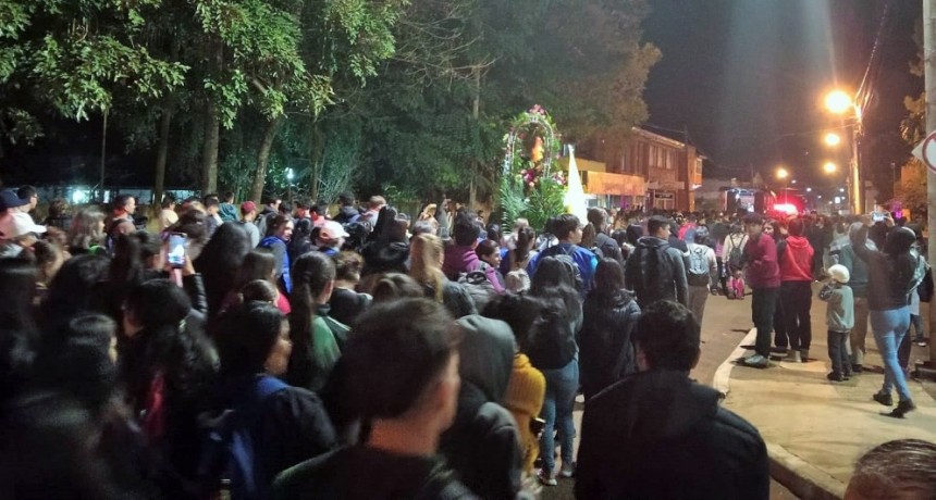 Cientos de peregrinos partieron desde Puerto Libertad para recorrer los 42 kilómetros en honor a la Virgen del Iguazú