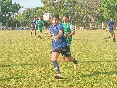 Unión Bossetti encontró el gol sobre el final y sigue en la cima del torneo