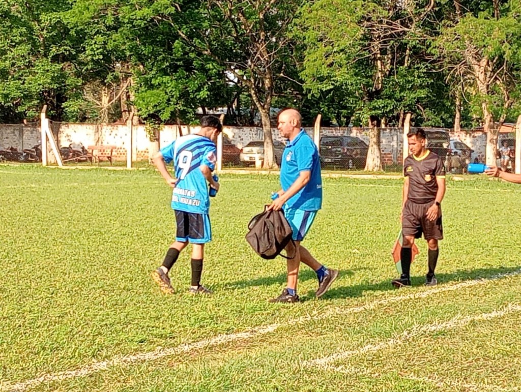 De la desilusión de debutar en Primera a formador de talentos: Jorge Torales, el DT de Obras Sanitarias y Cataratas FC nos cuenta su historia.
