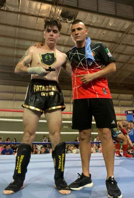 Nico Vallejos ganó por Knock Out (T) en el primero. En un debut sensacional.